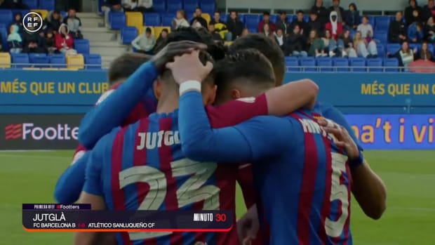 Hilarous own goal from the goalkeeper in Barça B win